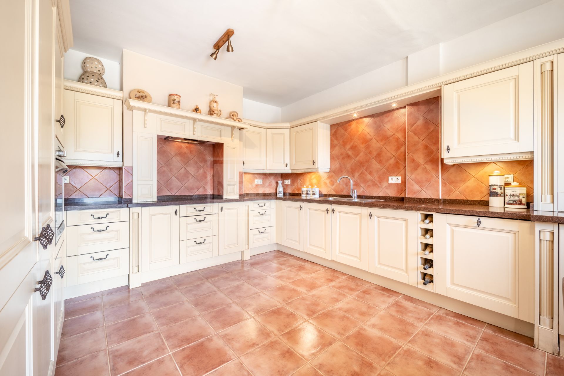 ENCANTADORA VILLA DE 4 DORMITORIOS CON AMPLIA ZONA EXTERIOR EN MARBELLA