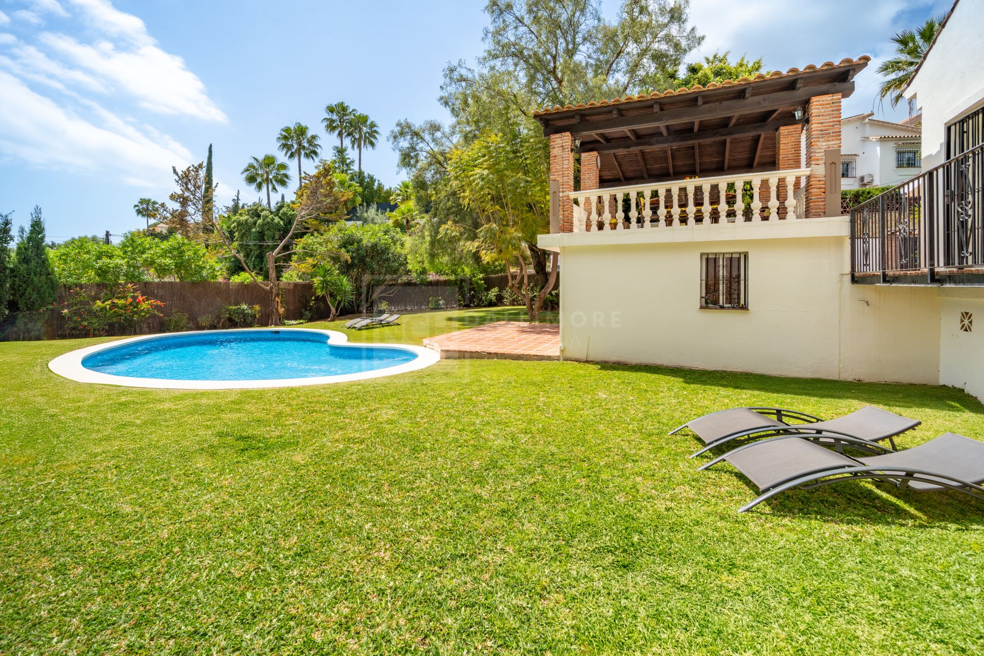 ENCANTADORA VILLA DE 4 DORMITORIOS CON AMPLIA ZONA EXTERIOR EN MARBELLA