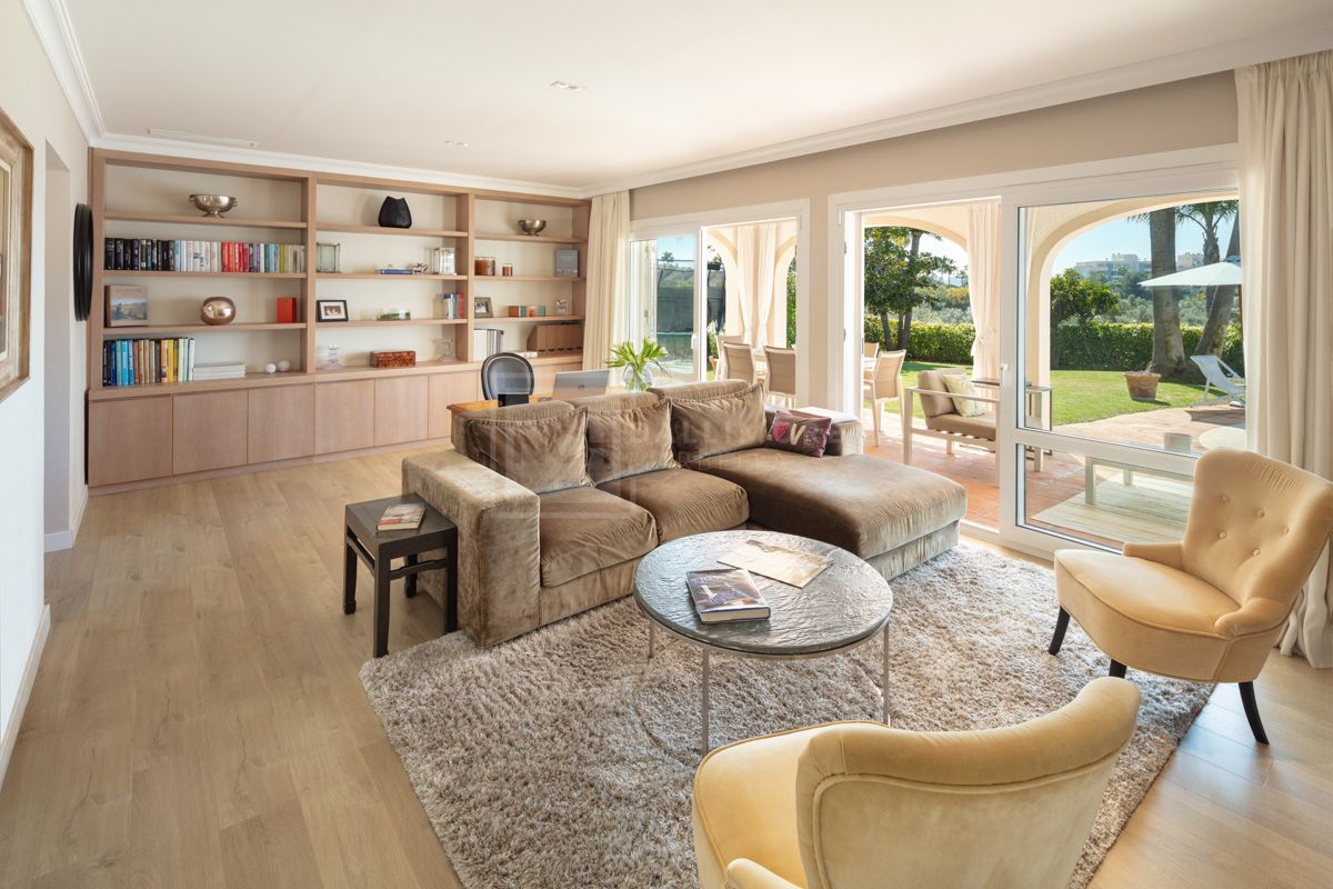 Villa de una sola planta con vistas al mar y montaña en El Rosario, Marbella