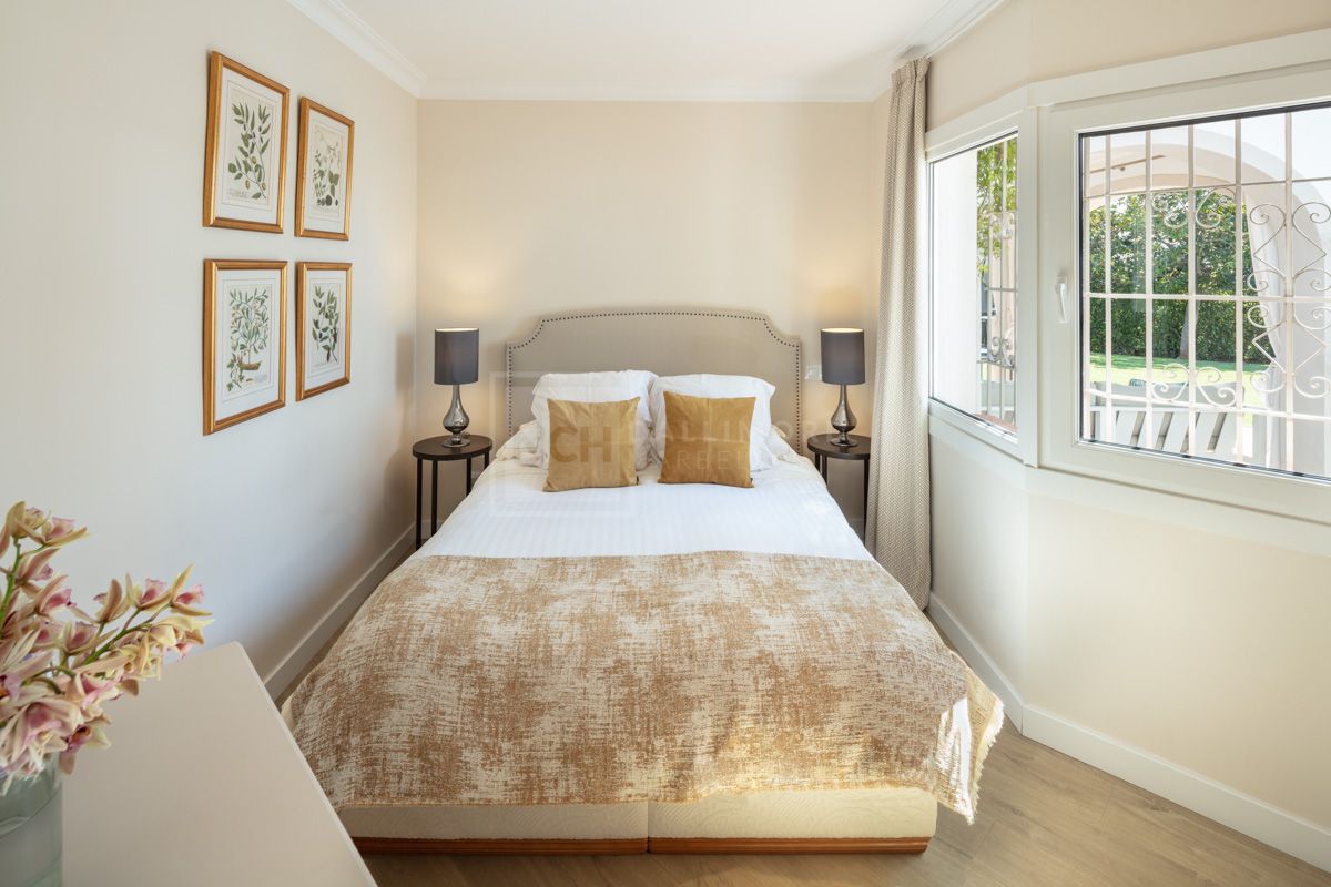 Villa de una sola planta con vistas al mar y montaña en El Rosario, Marbella