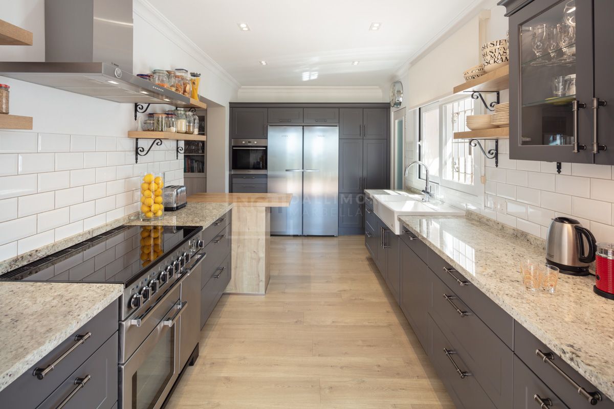 Villa de una sola planta con vistas al mar y montaña en El Rosario, Marbella