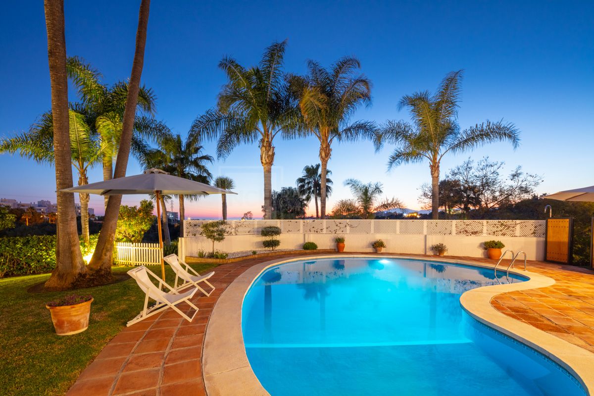 Villa de una sola planta con vistas al mar y montaña en El Rosario, Marbella