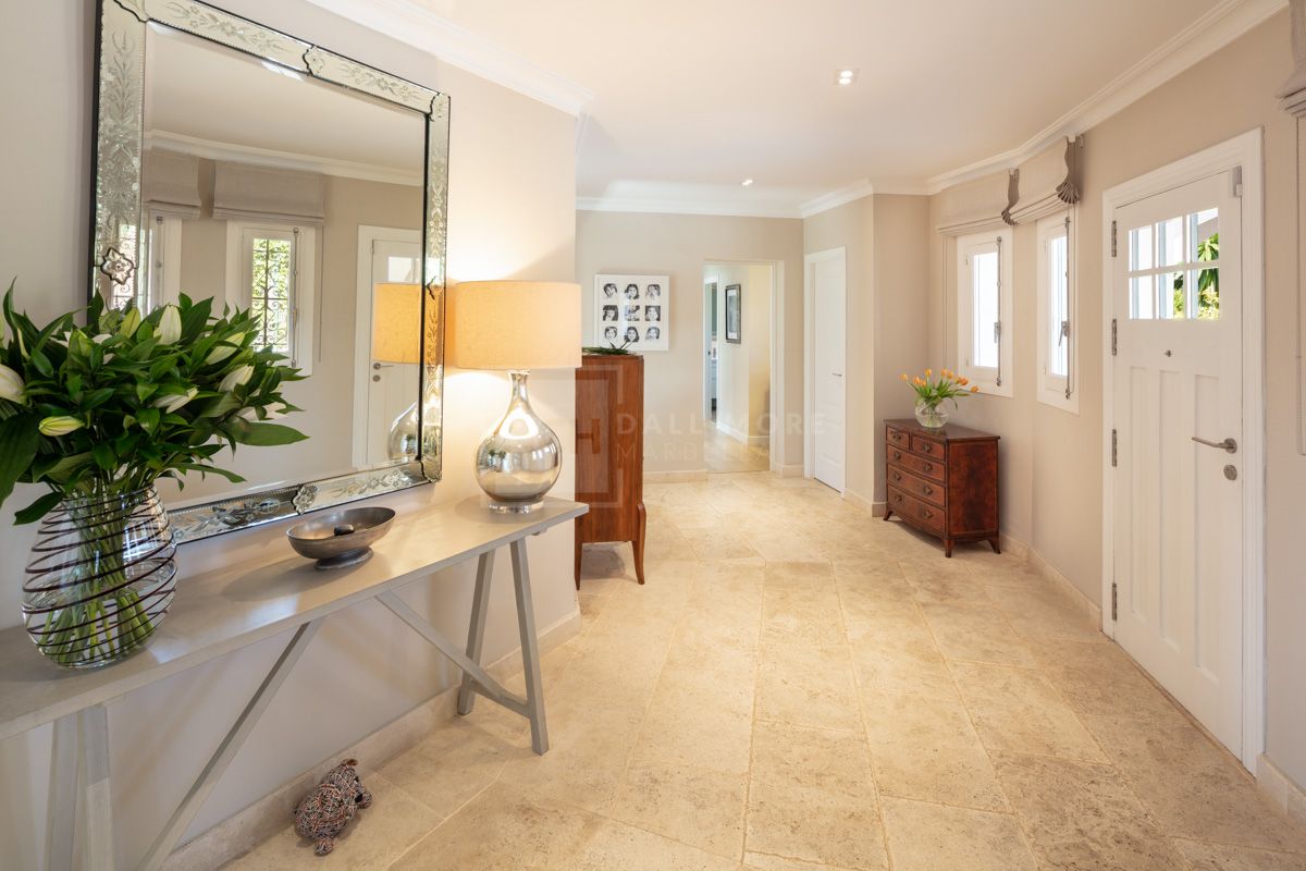 Villa de una sola planta con vistas al mar y montaña en El Rosario, Marbella