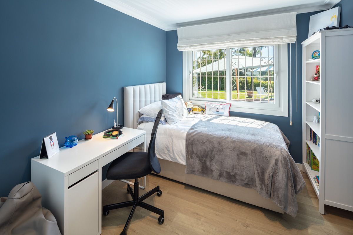 Villa de una sola planta con vistas al mar y montaña en El Rosario, Marbella