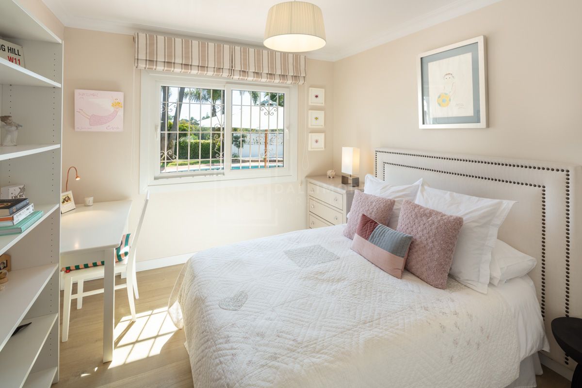 Villa de una sola planta con vistas al mar y montaña en El Rosario, Marbella