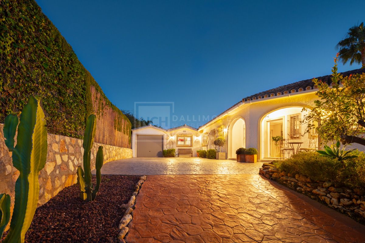 Villa de una sola planta con vistas al mar y montaña en El Rosario, Marbella