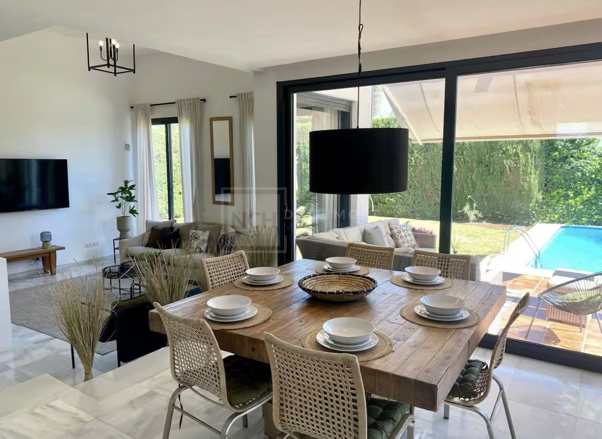 VILLA WITH PRIVATE POOL NEAR THE CENTRE