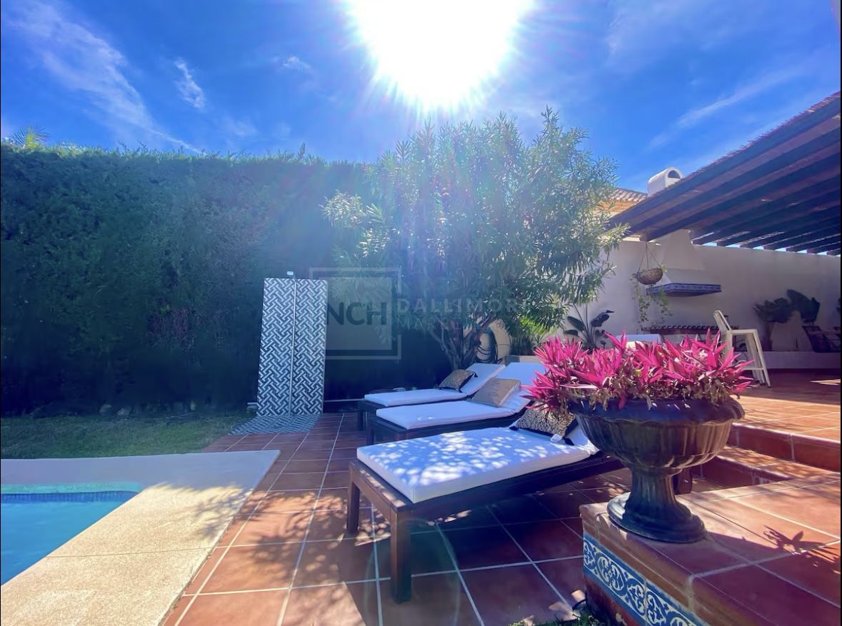 VILLA WITH PRIVATE POOL NEAR THE CENTRE