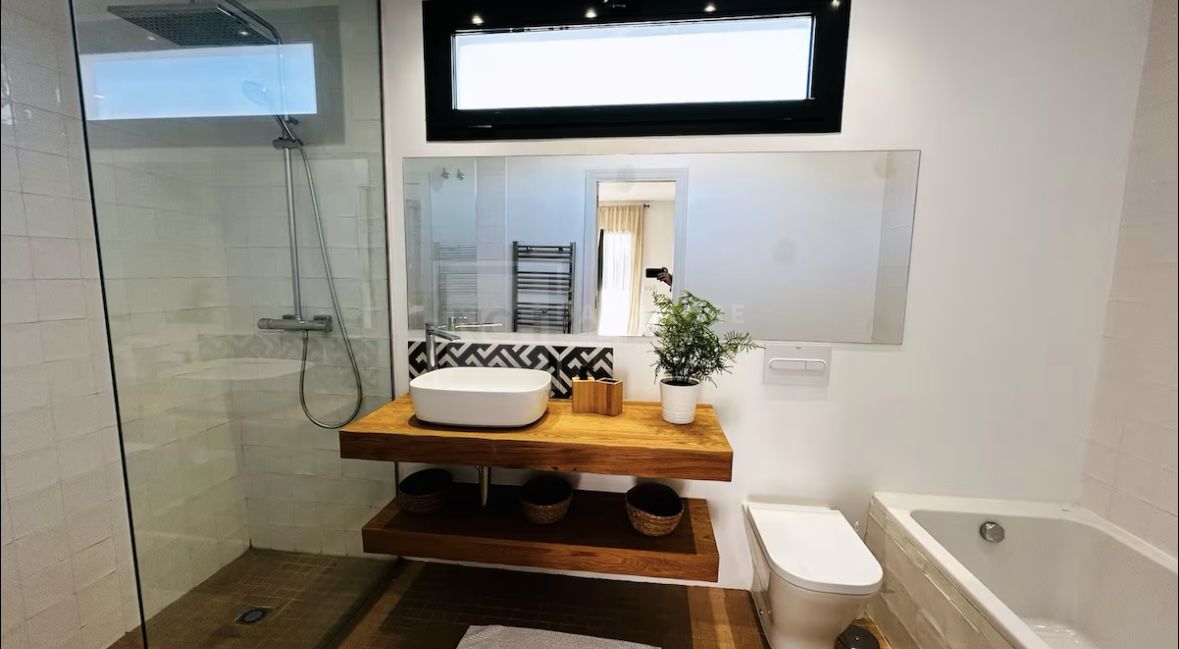 VILLA WITH PRIVATE POOL NEAR THE CENTRE