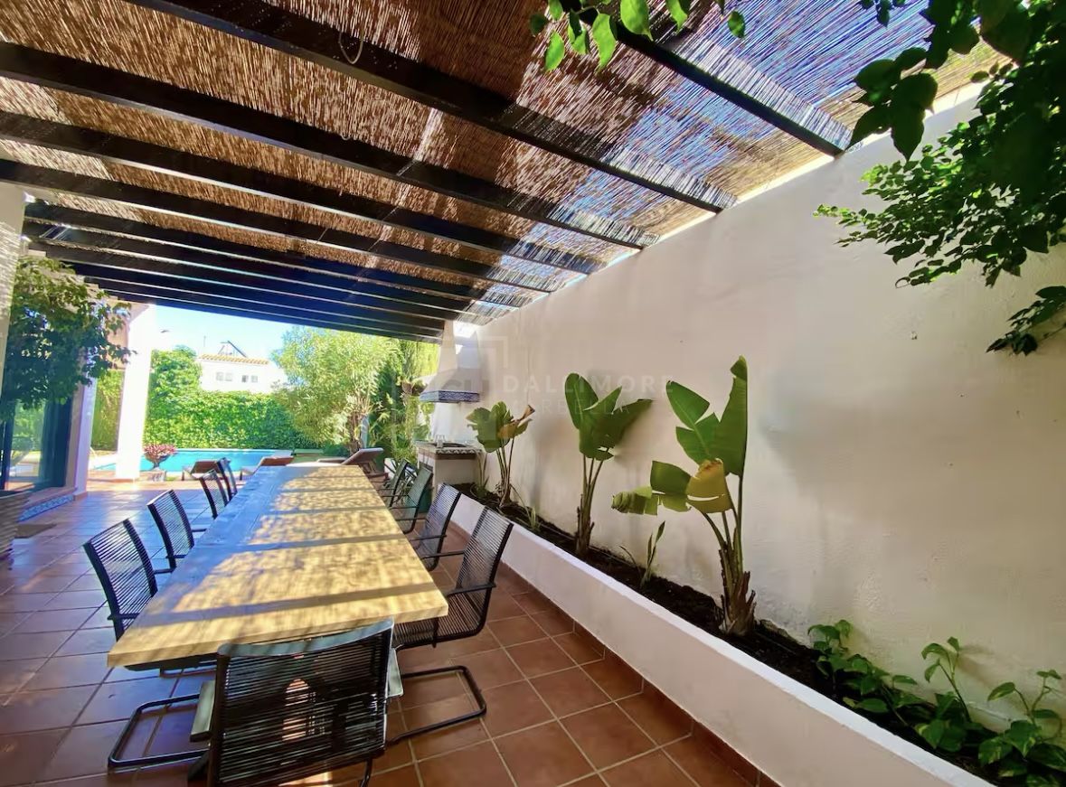 VILLA WITH PRIVATE POOL NEAR THE CENTRE