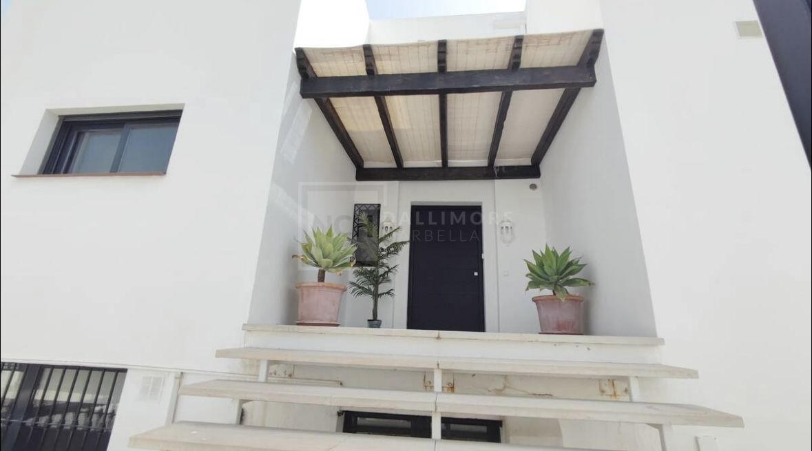 VILLA WITH PRIVATE POOL NEAR THE CENTRE