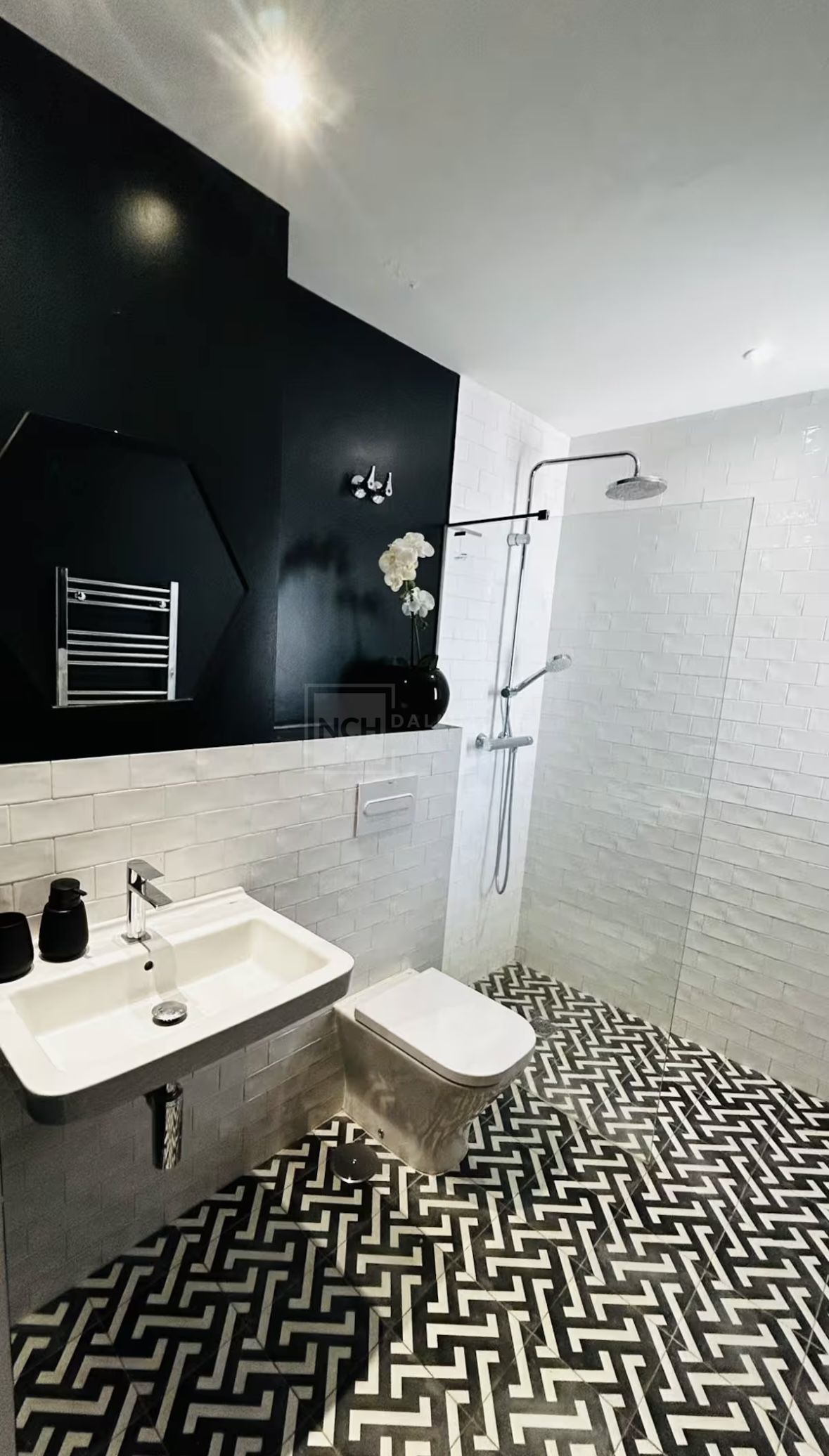 VILLA WITH PRIVATE POOL NEAR THE CENTRE