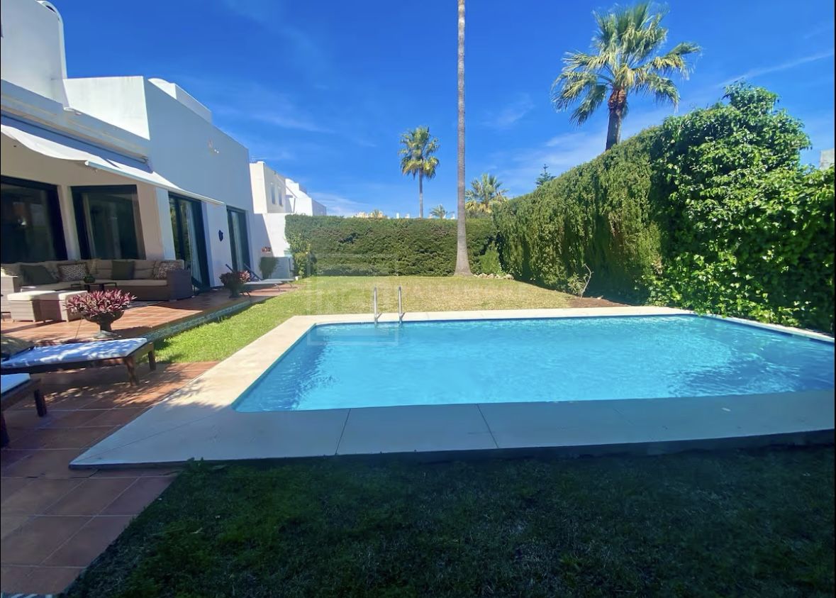 VILLA WITH PRIVATE POOL NEAR THE CENTRE