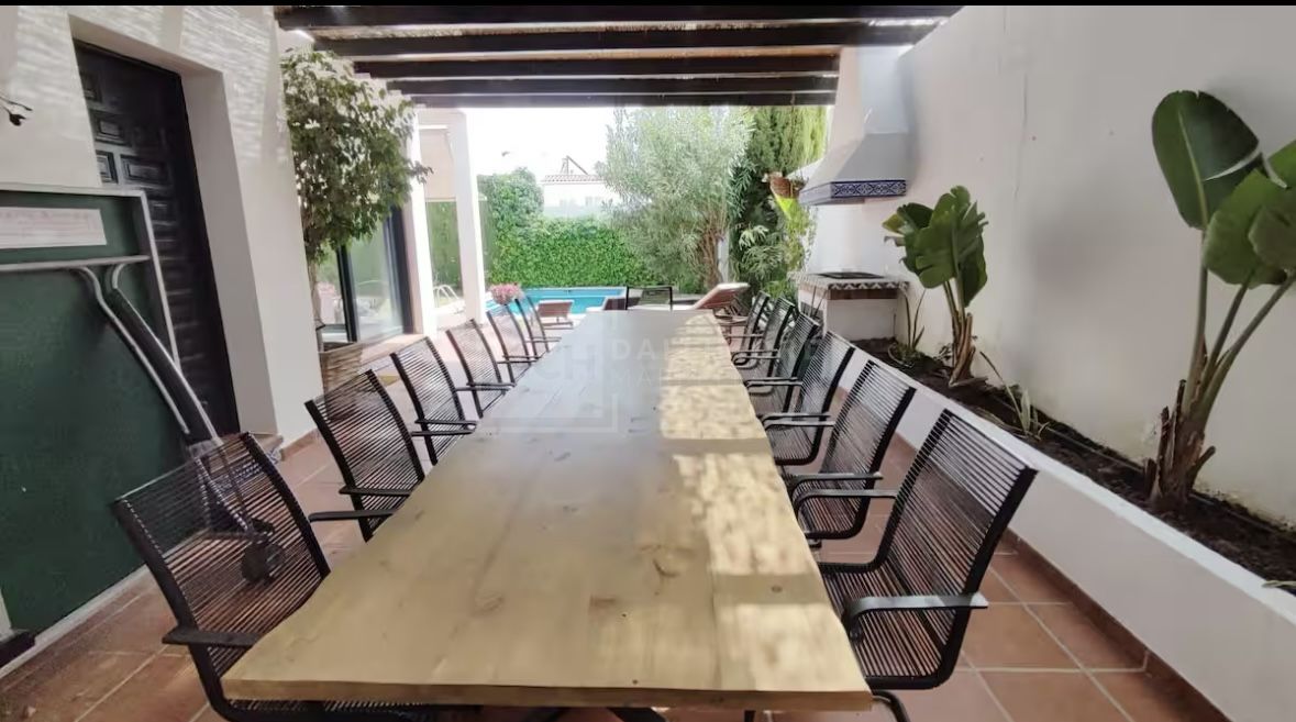 VILLA WITH PRIVATE POOL NEAR THE CENTRE