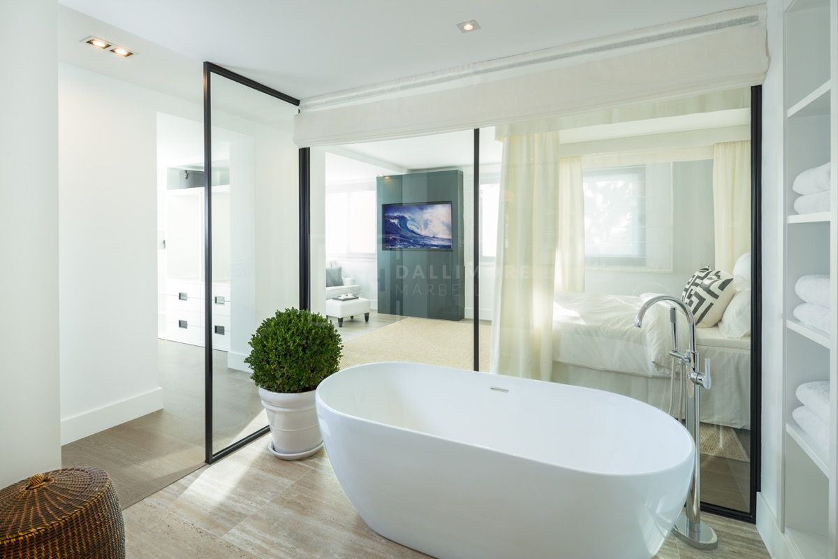 IMPRESIONANTE VILLA DE 5 DORMITORIOS CON SOLARIUM Y VISTAS PANORÁMICAS EN MARBELLA