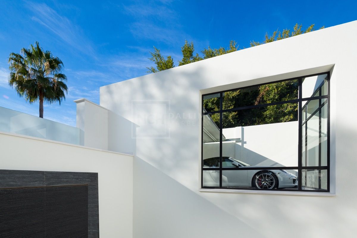 IMPRESIONANTE VILLA DE 5 DORMITORIOS CON SOLARIUM Y VISTAS PANORÁMICAS EN MARBELLA
