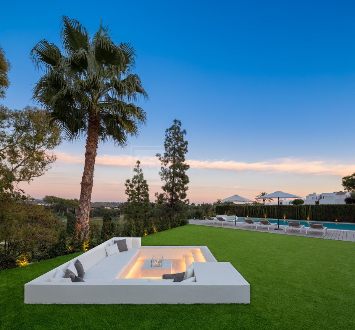 IMPRESIONANTE VILLA DE 5 DORMITORIOS CON SOLARIUM Y VISTAS PANORÁMICAS EN MARBELLA