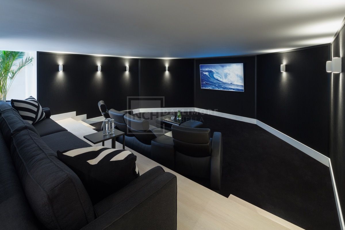IMPRESIONANTE VILLA DE 5 DORMITORIOS CON SOLARIUM Y VISTAS PANORÁMICAS EN MARBELLA