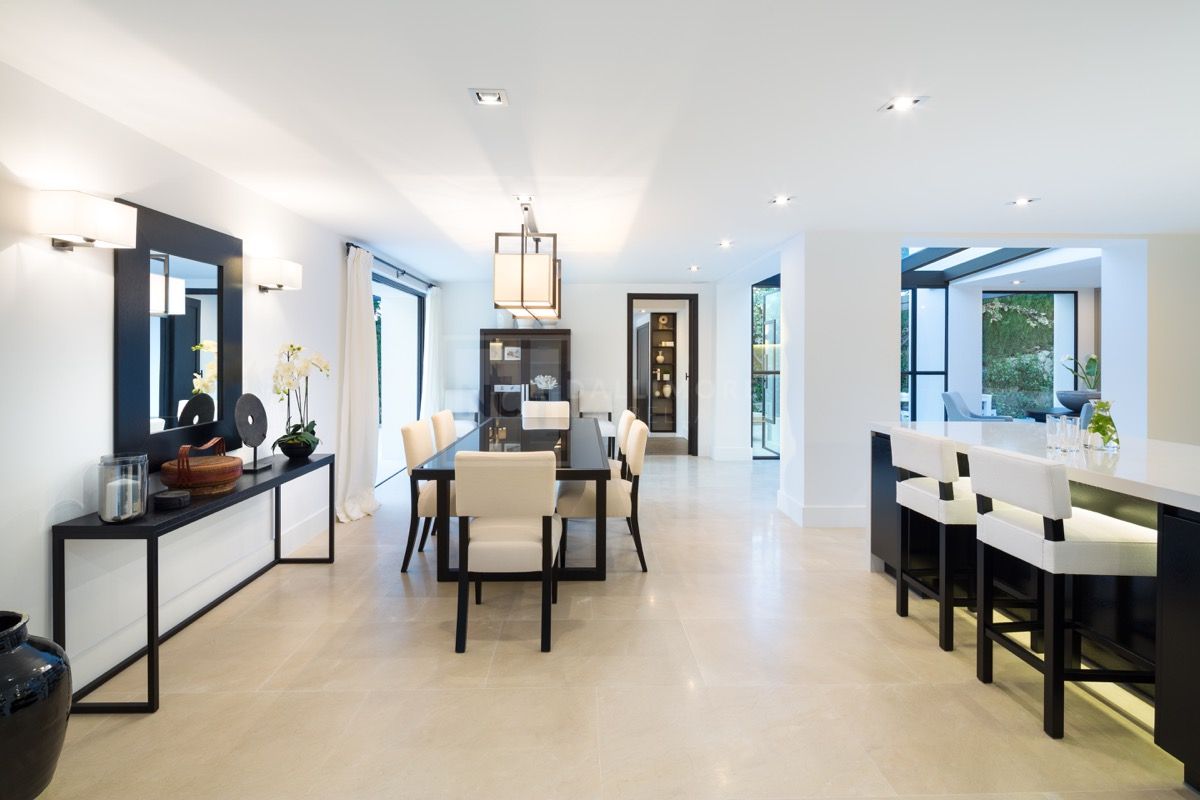 IMPRESIONANTE VILLA DE 5 DORMITORIOS CON SOLARIUM Y VISTAS PANORÁMICAS EN MARBELLA