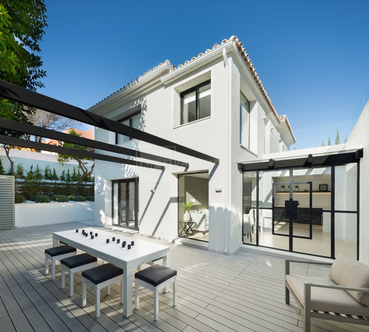 IMPRESIONANTE VILLA DE 5 DORMITORIOS CON SOLARIUM Y VISTAS PANORÁMICAS EN MARBELLA