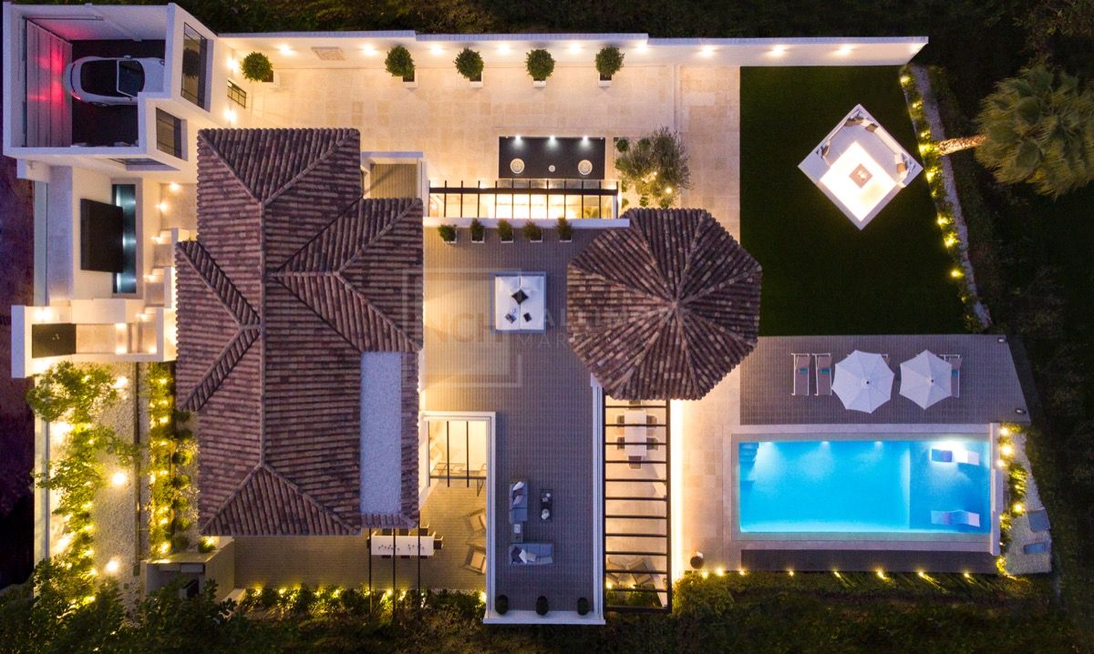 IMPRESIONANTE VILLA DE 5 DORMITORIOS CON SOLARIUM Y VISTAS PANORÁMICAS EN MARBELLA