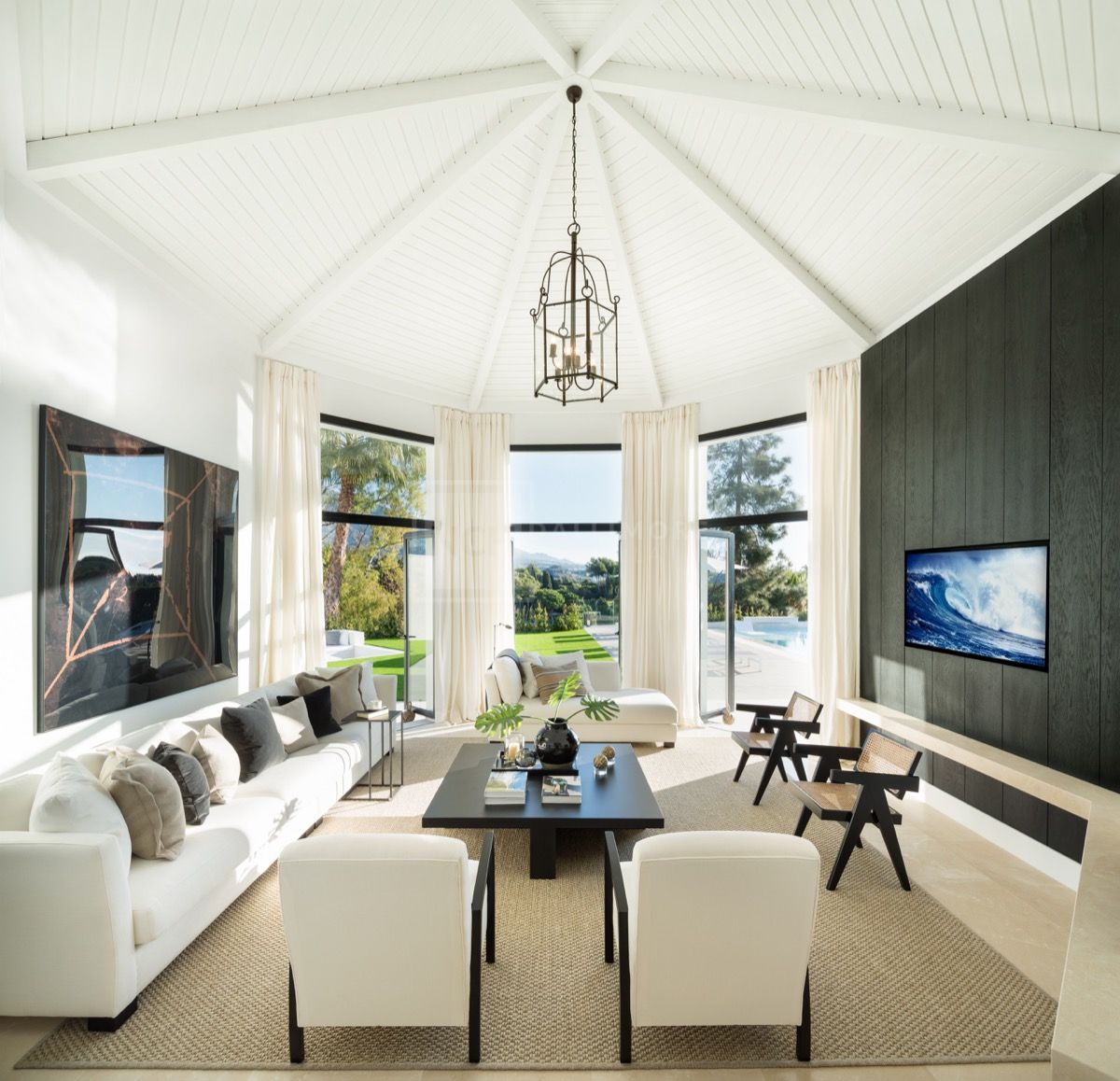 IMPRESIONANTE VILLA DE 5 DORMITORIOS CON SOLARIUM Y VISTAS PANORÁMICAS EN MARBELLA