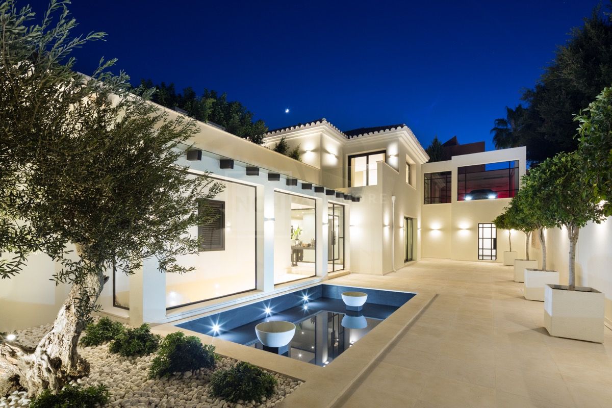 IMPRESIONANTE VILLA DE 5 DORMITORIOS CON SOLARIUM Y VISTAS PANORÁMICAS EN MARBELLA