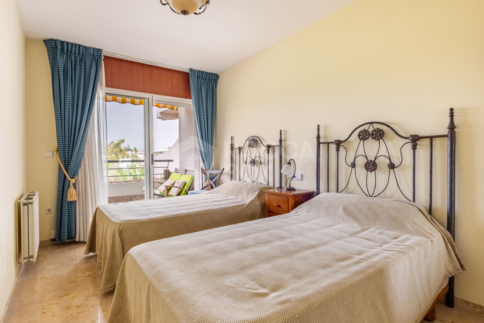 Frontline Golf Duplex Penthouse with Mountain Views in Guadalmina Alta