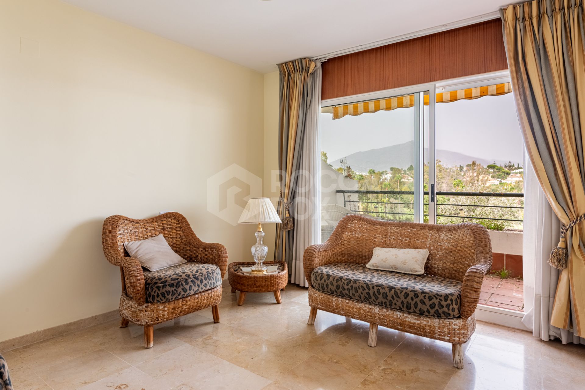 Frontline Golf Duplex Penthouse with Mountain Views in Guadalmina Alta