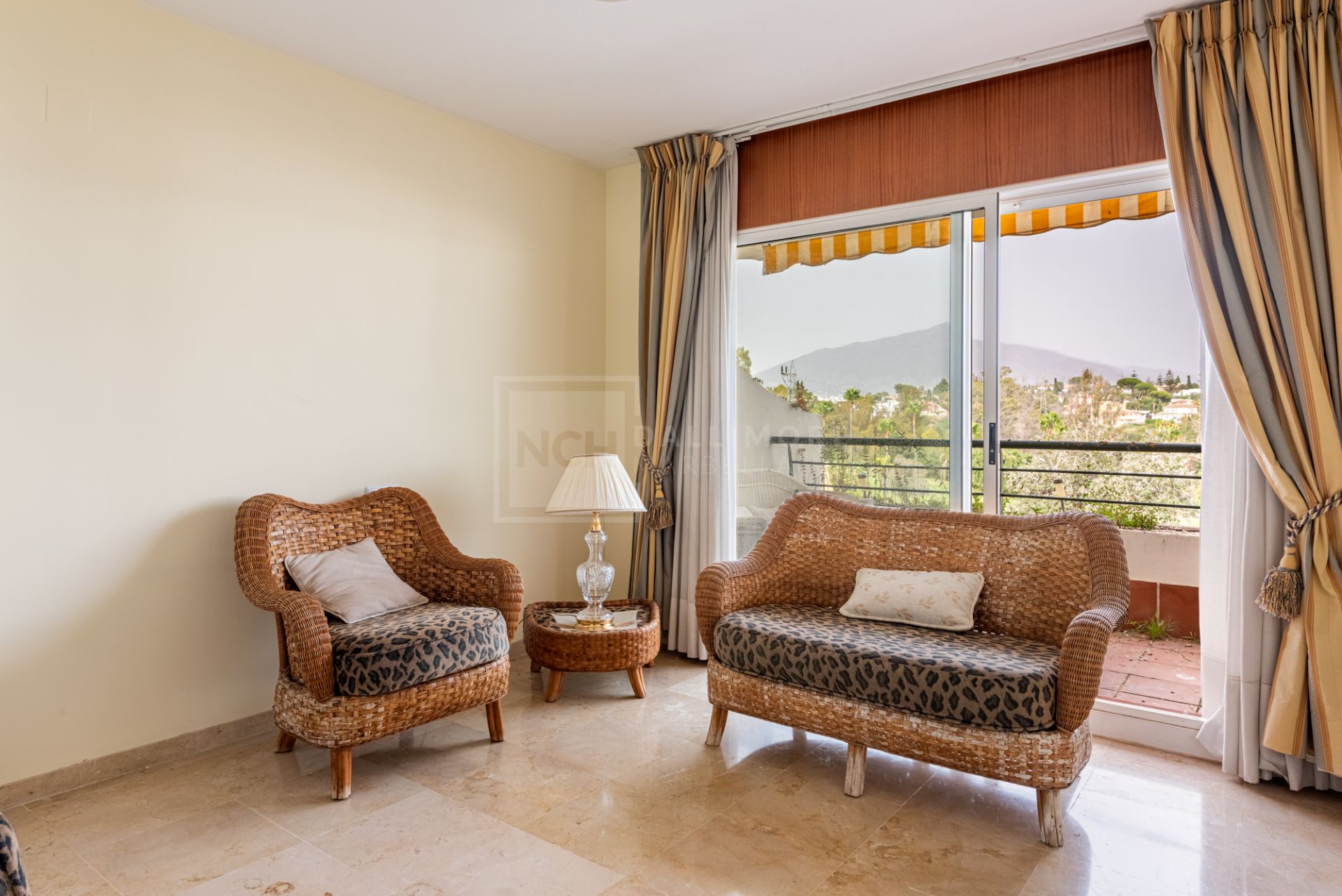 Frontline Golf Duplex Penthouse with Mountain Views in Guadalmina Alta