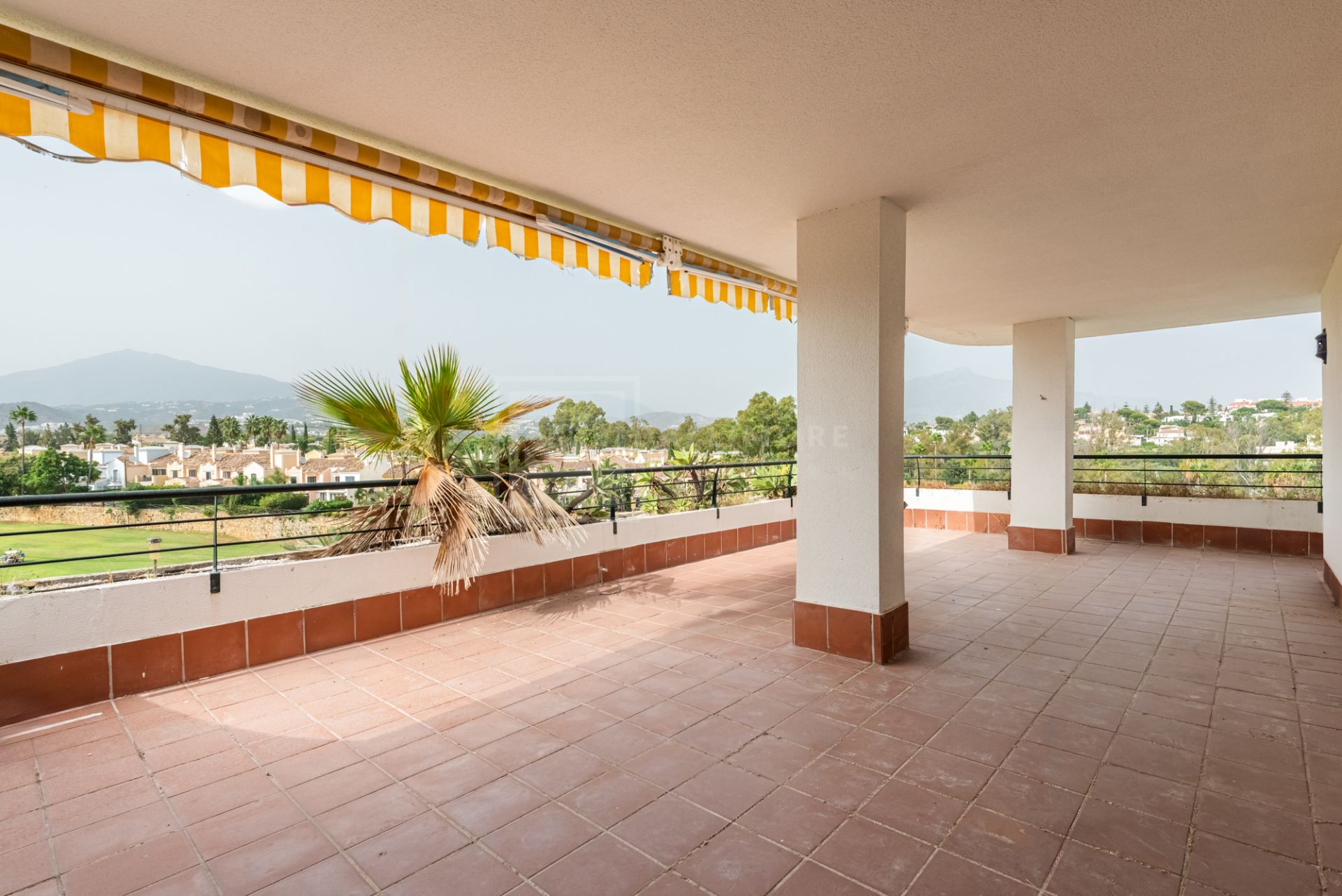 Frontline Golf Duplex Penthouse with Mountain Views in Guadalmina Alta