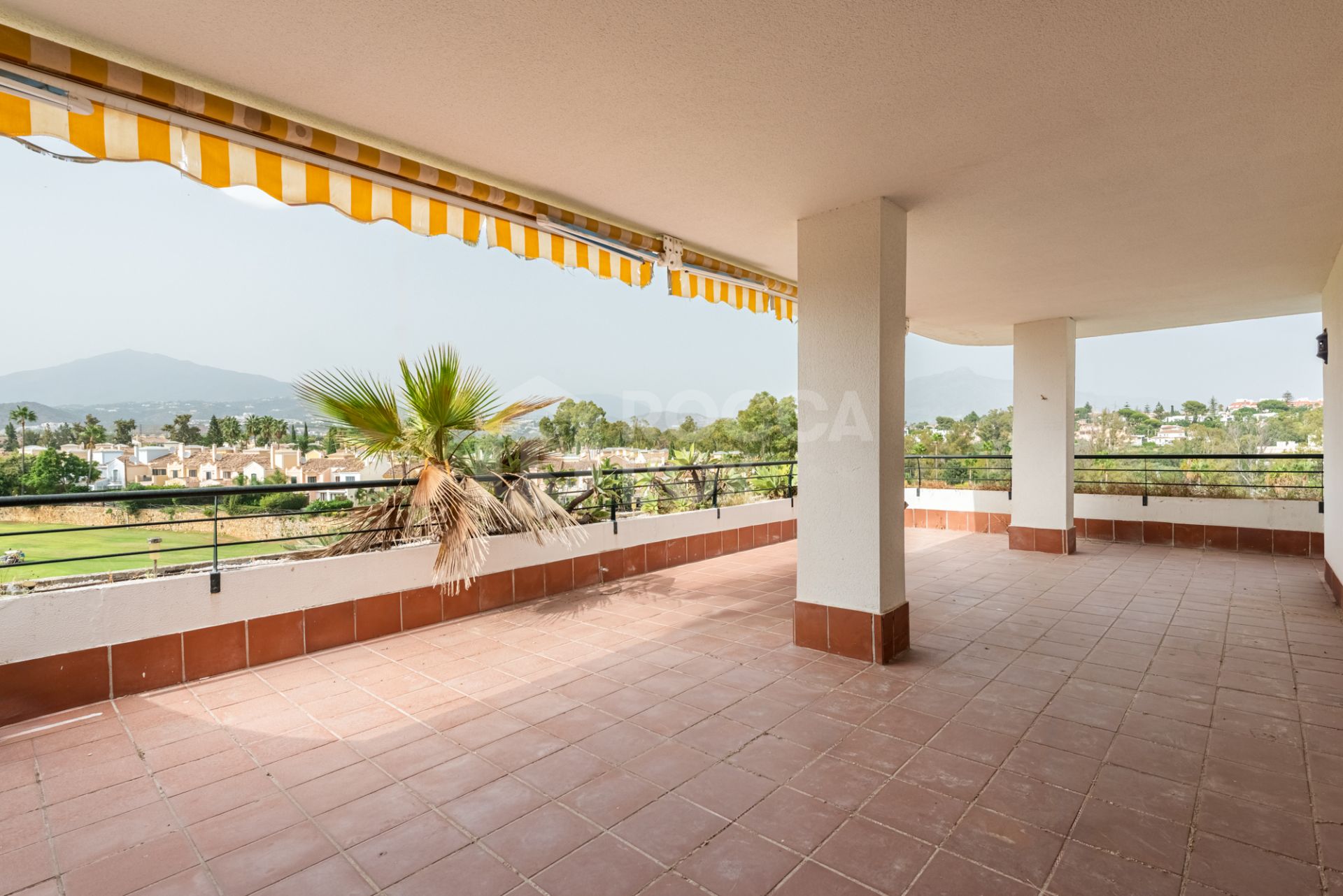 Frontline Golf Duplex Penthouse with Mountain Views in Guadalmina Alta