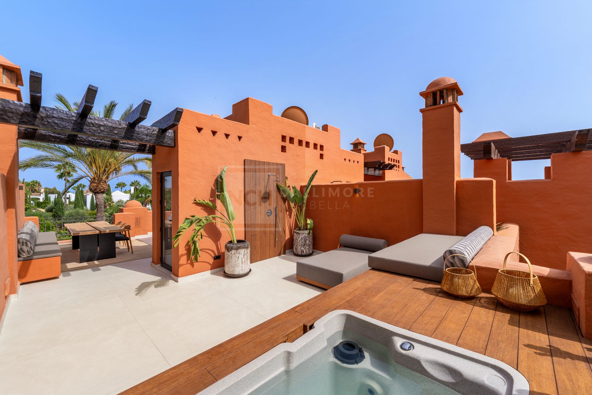 FULLY RENOVATED 4-BEDROOM RESIDENCE WITH ROOFTOP SOLARIUM ON THE GOLDEN MILE