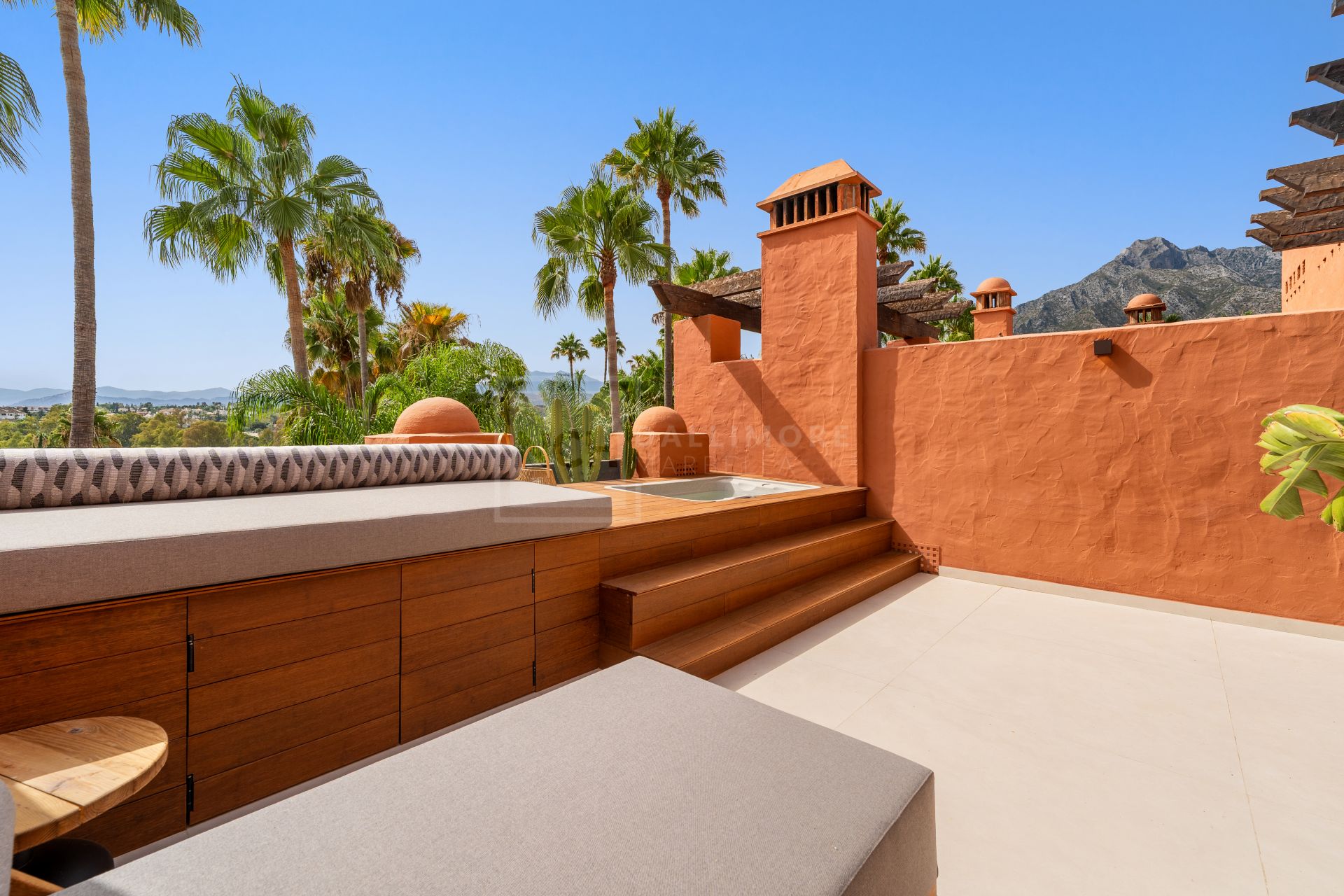 FULLY RENOVATED 4-BEDROOM RESIDENCE WITH ROOFTOP SOLARIUM ON THE GOLDEN MILE