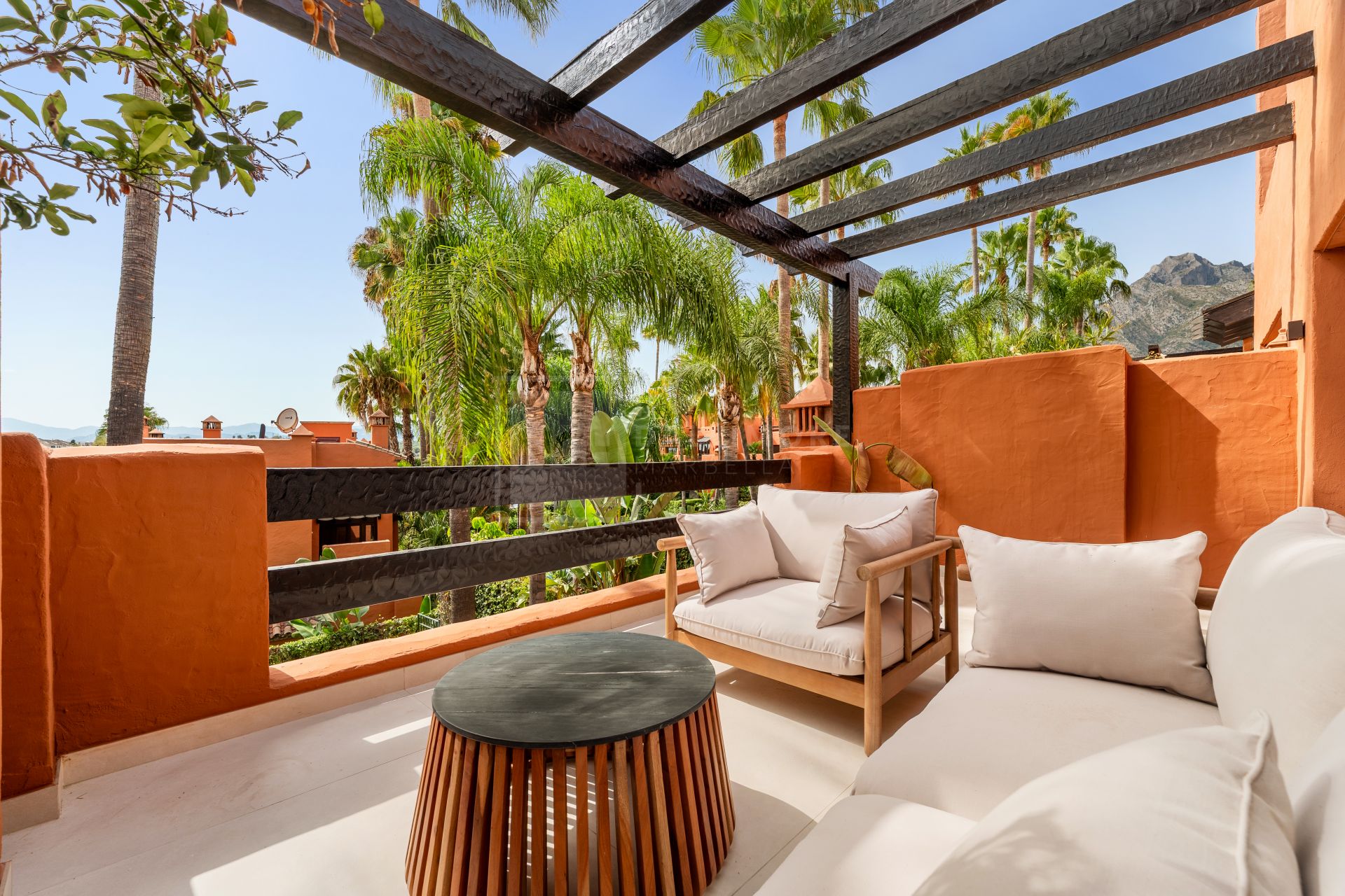 FULLY RENOVATED 4-BEDROOM RESIDENCE WITH ROOFTOP SOLARIUM ON THE GOLDEN MILE