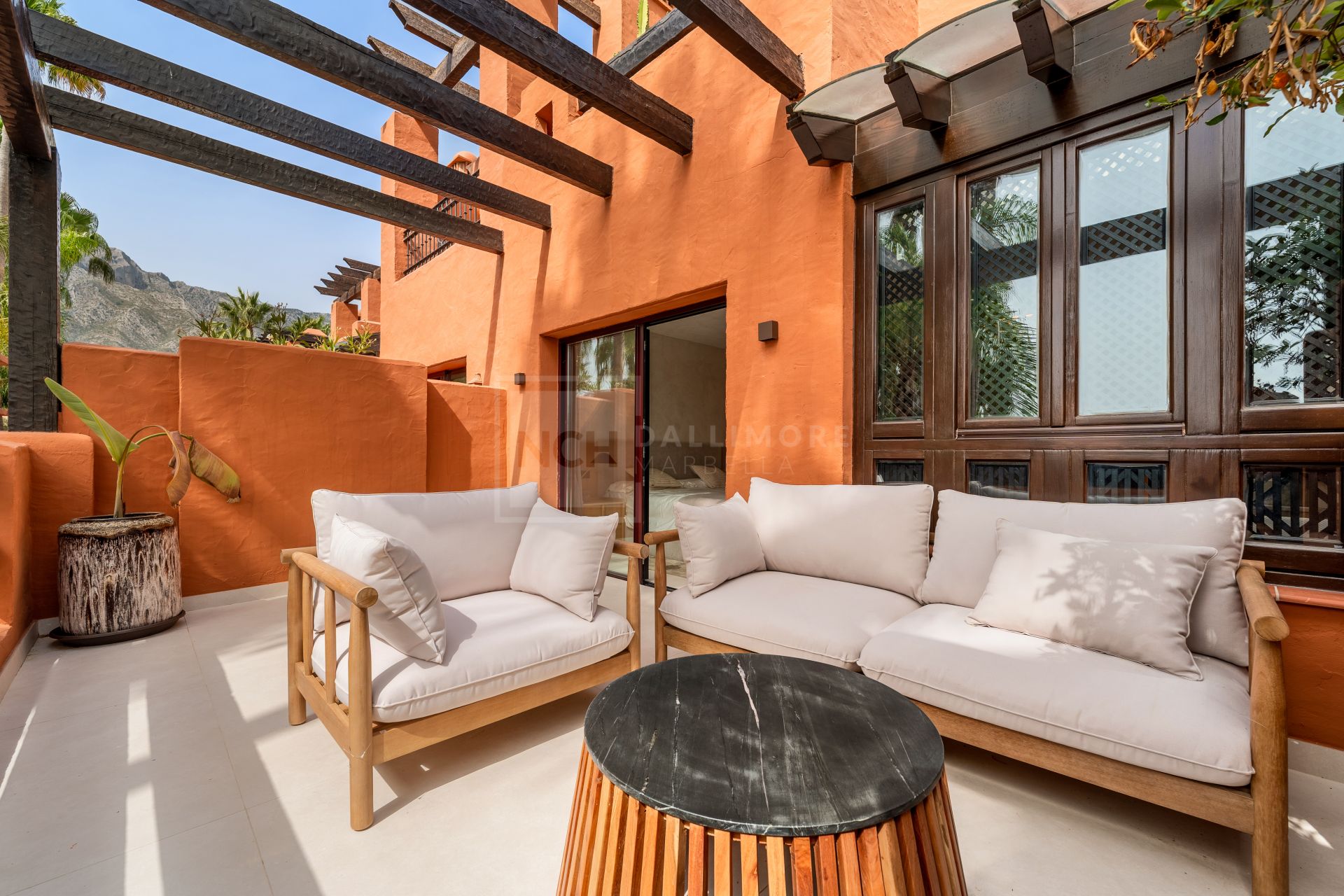 FULLY RENOVATED 4-BEDROOM RESIDENCE WITH ROOFTOP SOLARIUM ON THE GOLDEN MILE