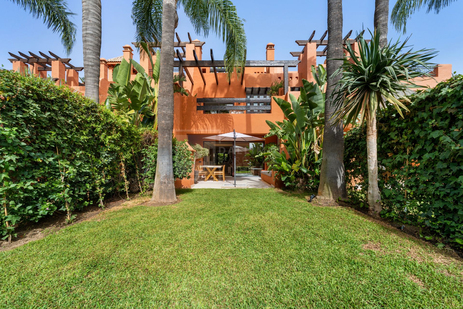 FULLY RENOVATED 4-BEDROOM RESIDENCE WITH ROOFTOP SOLARIUM ON THE GOLDEN MILE