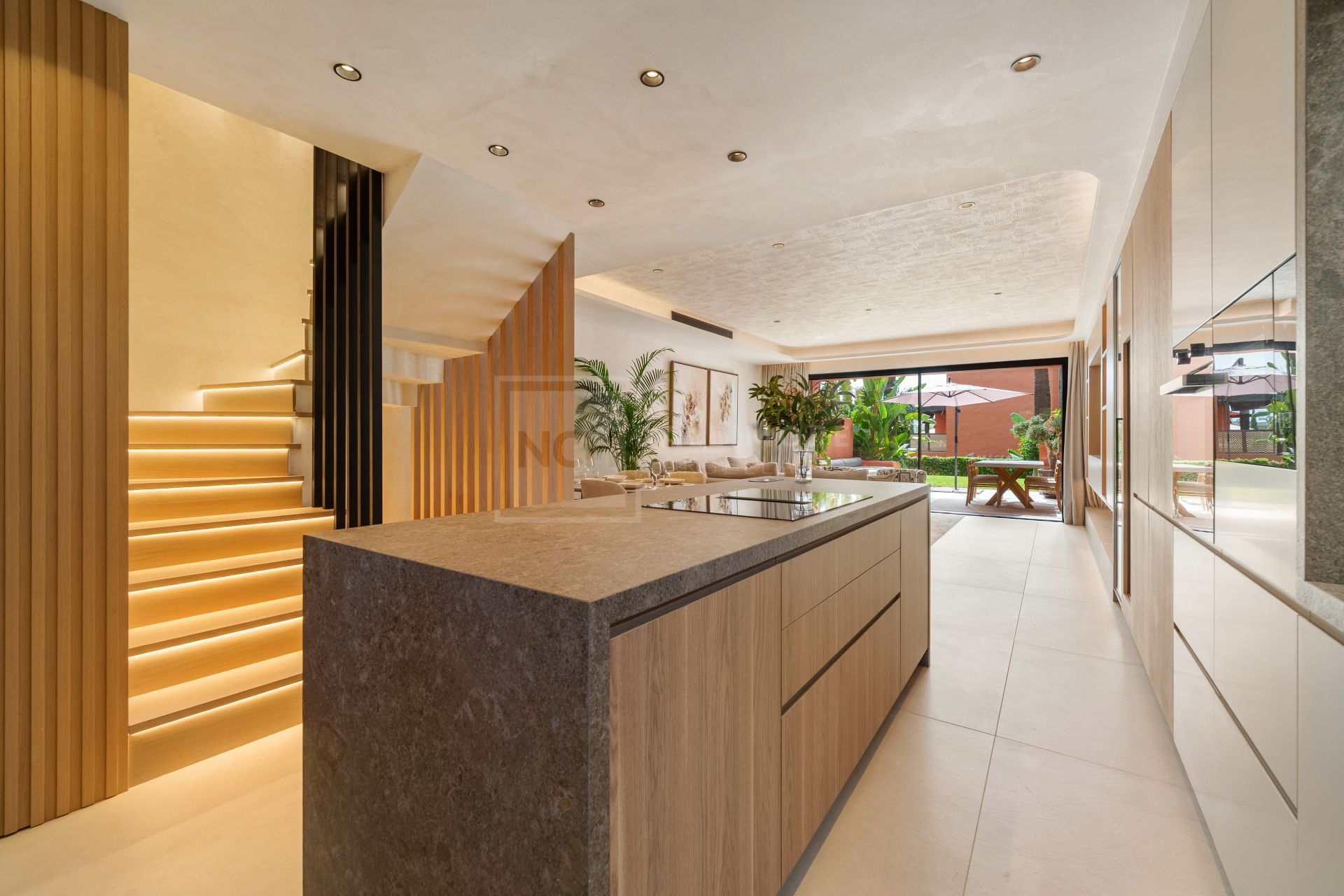 FULLY RENOVATED 4-BEDROOM RESIDENCE WITH ROOFTOP SOLARIUM ON THE GOLDEN MILE