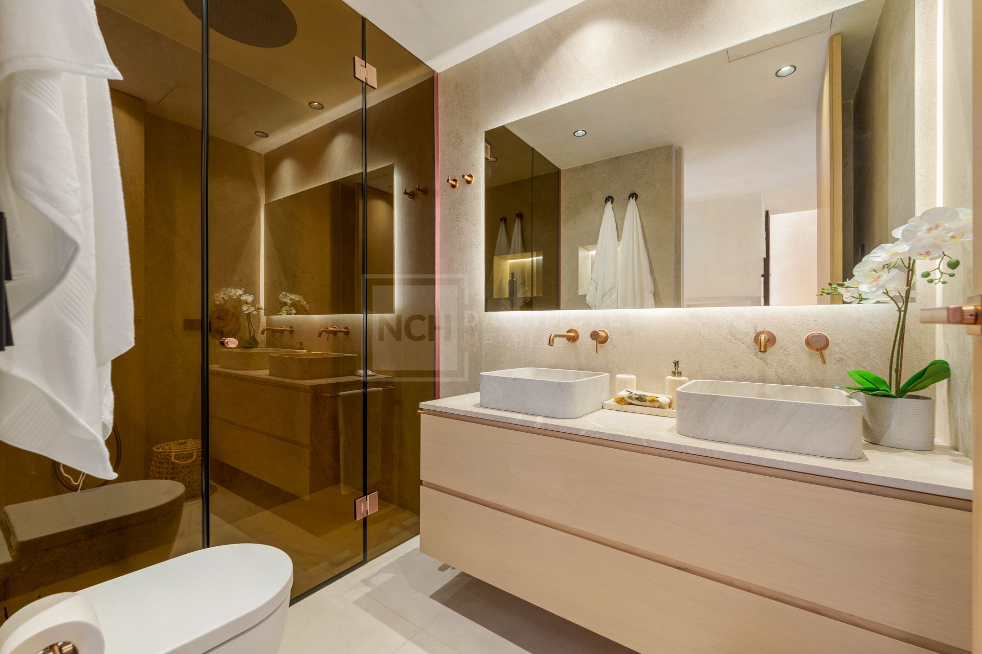 FULLY RENOVATED 4-BEDROOM RESIDENCE WITH ROOFTOP SOLARIUM ON THE GOLDEN MILE