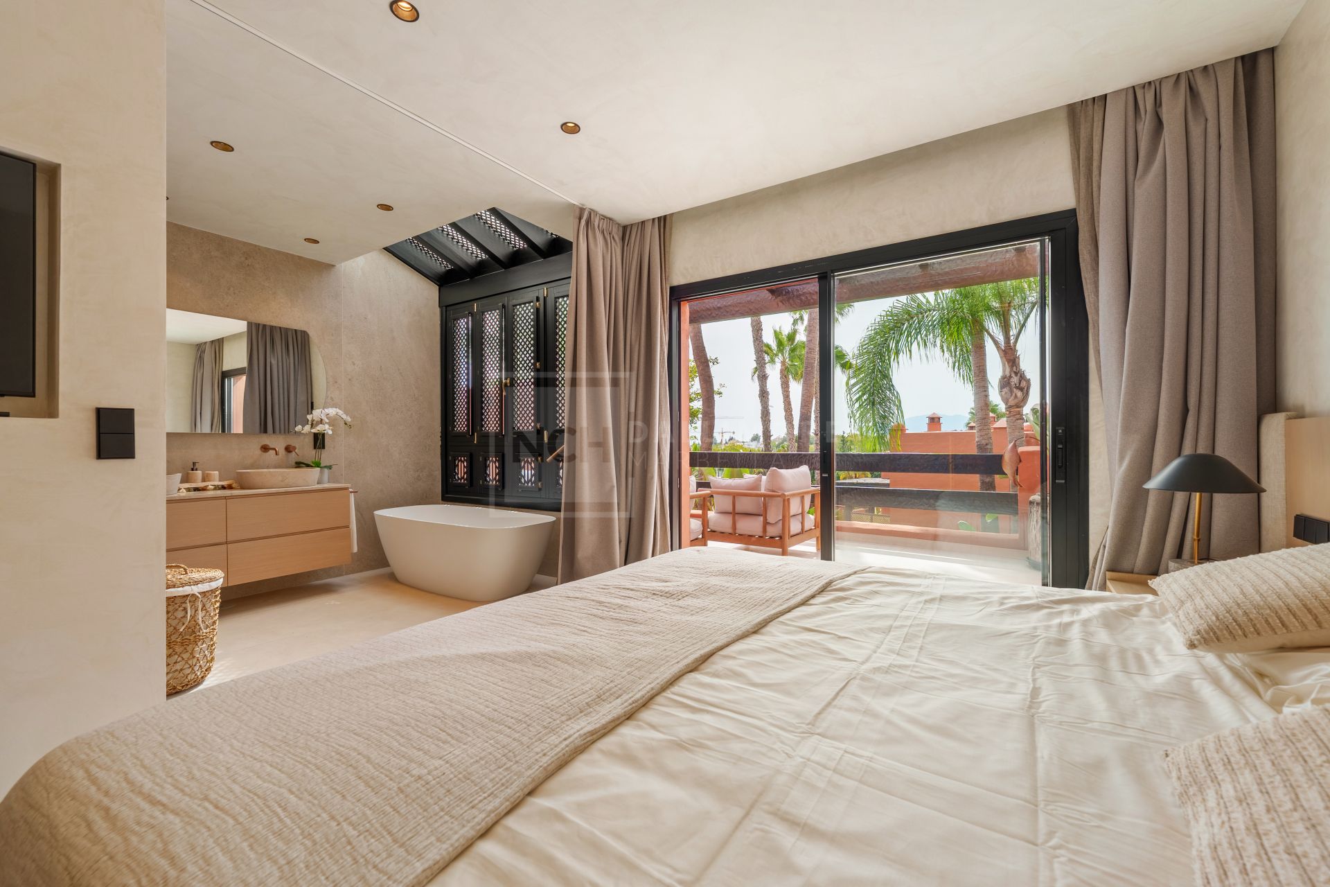 FULLY RENOVATED 4-BEDROOM RESIDENCE WITH ROOFTOP SOLARIUM ON THE GOLDEN MILE