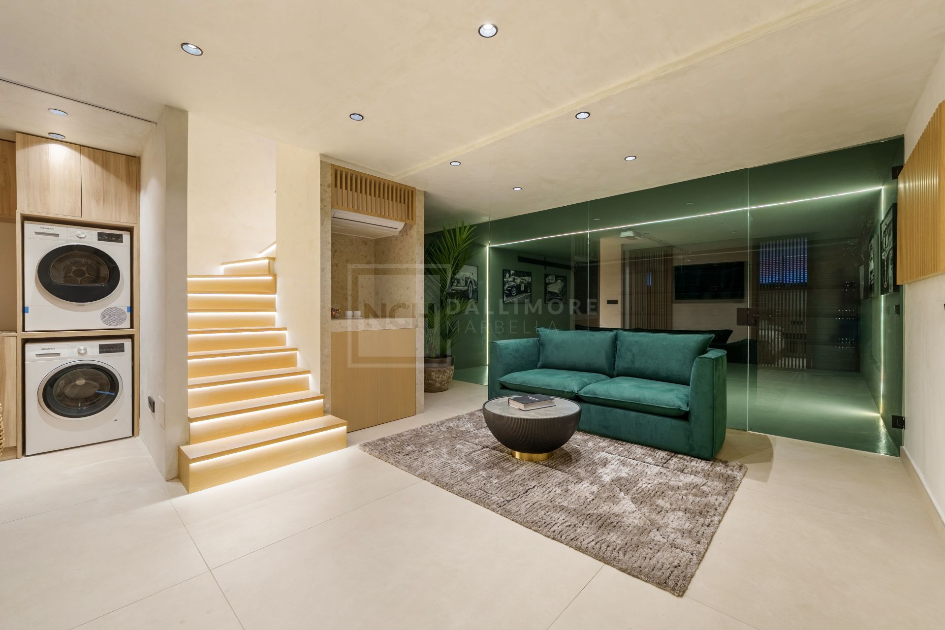 FULLY RENOVATED 4-BEDROOM RESIDENCE WITH ROOFTOP SOLARIUM ON THE GOLDEN MILE