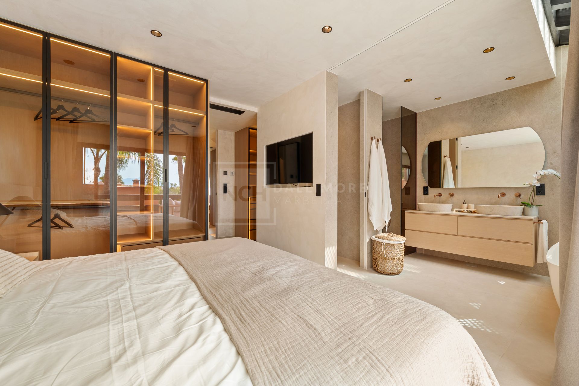 FULLY RENOVATED 4-BEDROOM RESIDENCE WITH ROOFTOP SOLARIUM ON THE GOLDEN MILE