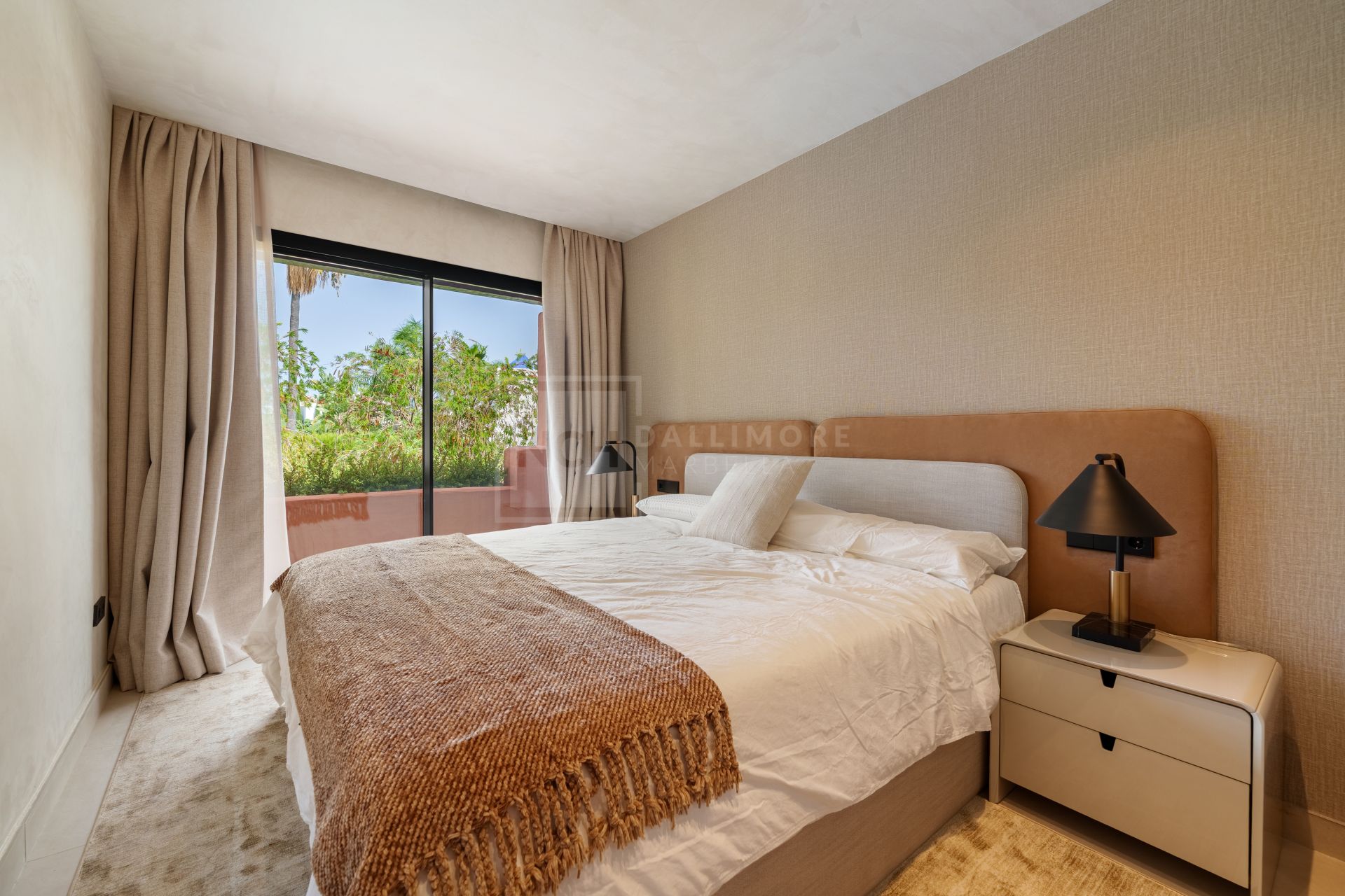 FULLY RENOVATED 4-BEDROOM RESIDENCE WITH ROOFTOP SOLARIUM ON THE GOLDEN MILE