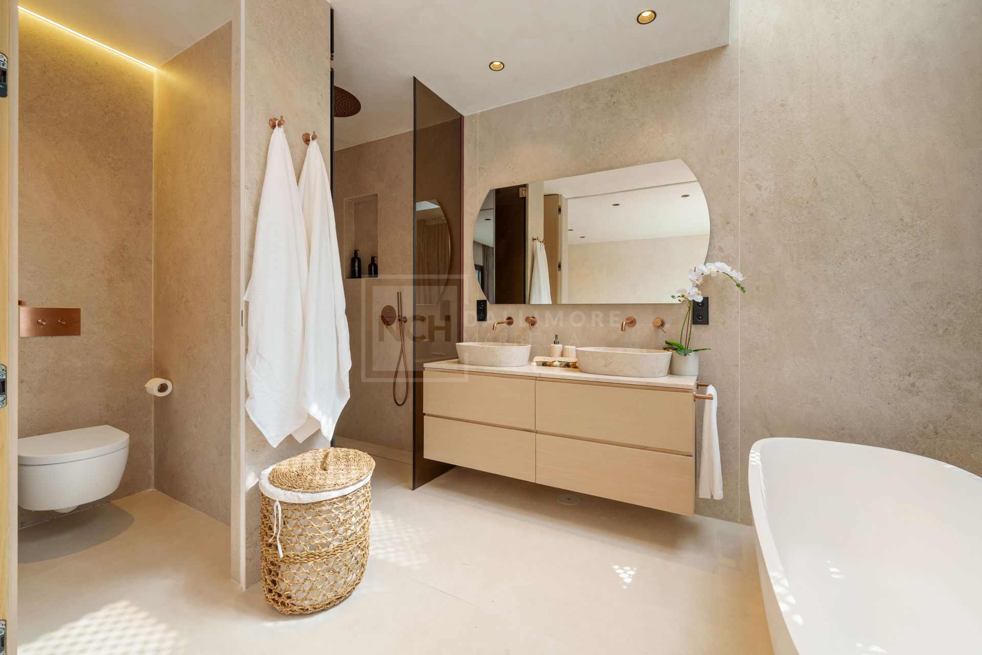 FULLY RENOVATED 4-BEDROOM RESIDENCE WITH ROOFTOP SOLARIUM ON THE GOLDEN MILE