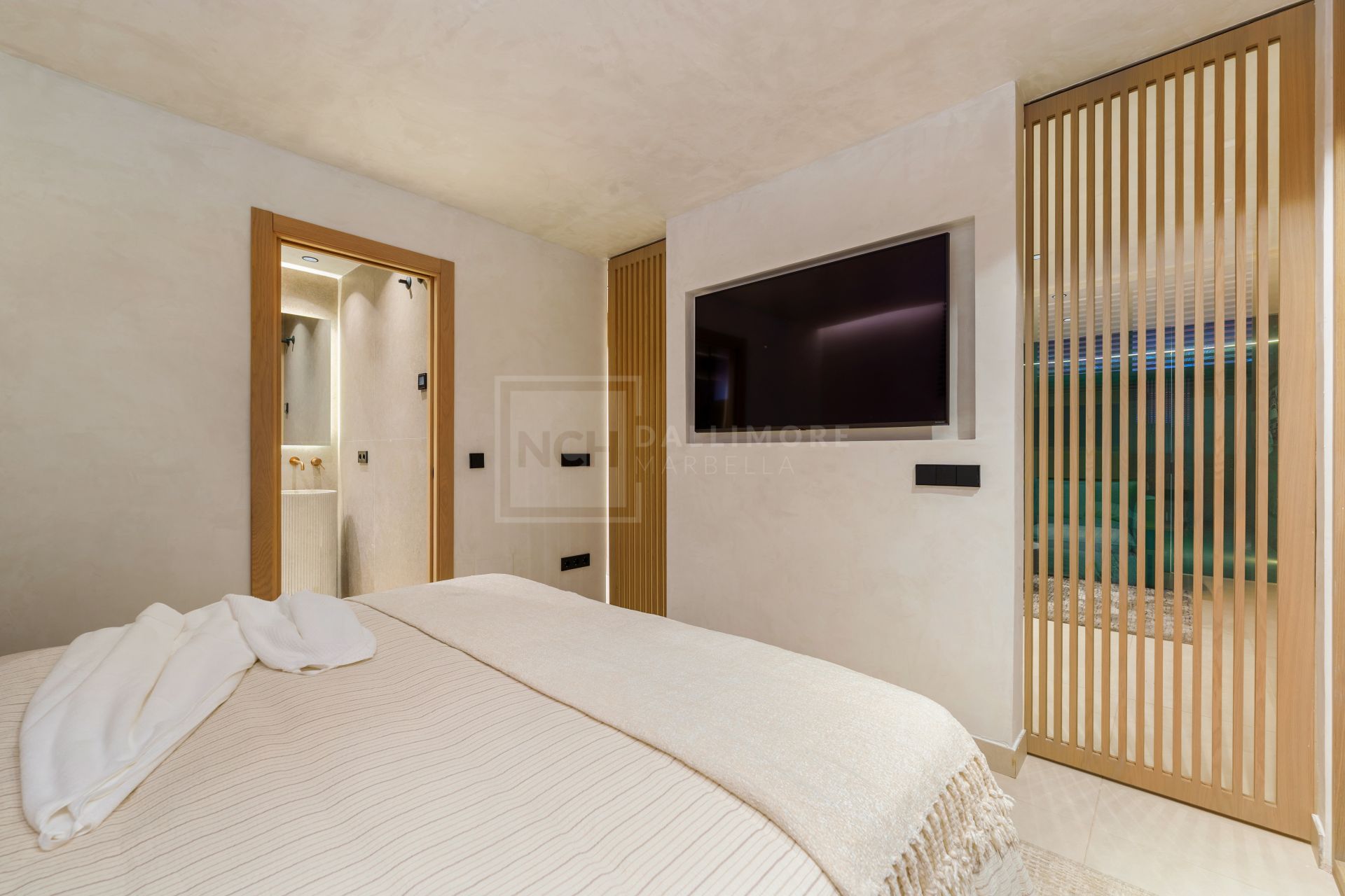 FULLY RENOVATED 4-BEDROOM RESIDENCE WITH ROOFTOP SOLARIUM ON THE GOLDEN MILE