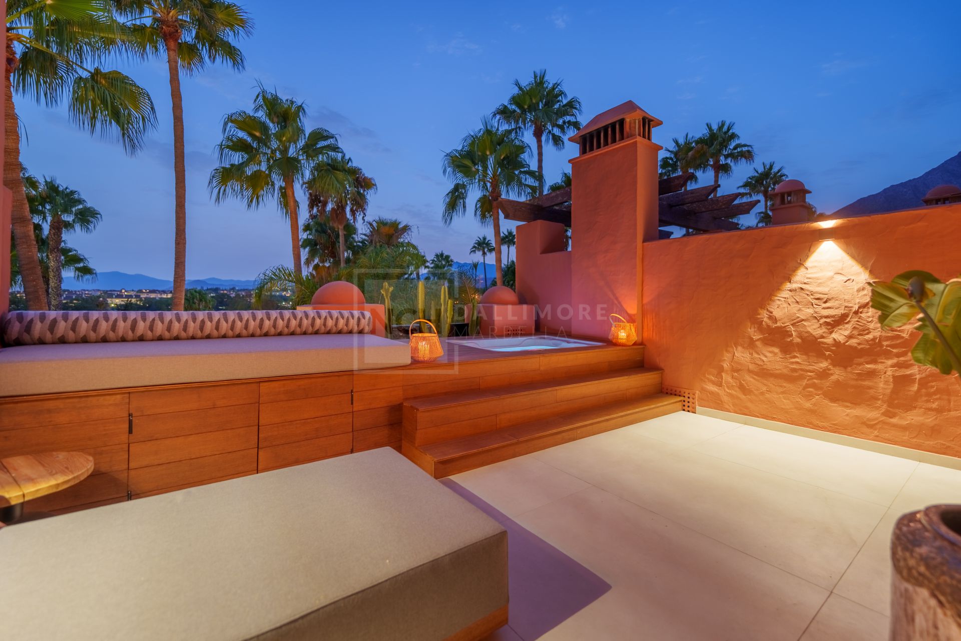 FULLY RENOVATED 4-BEDROOM RESIDENCE WITH ROOFTOP SOLARIUM ON THE GOLDEN MILE