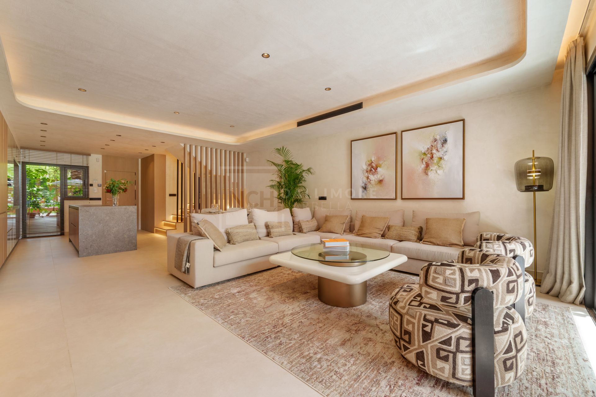 FULLY RENOVATED 4-BEDROOM RESIDENCE WITH ROOFTOP SOLARIUM ON THE GOLDEN MILE