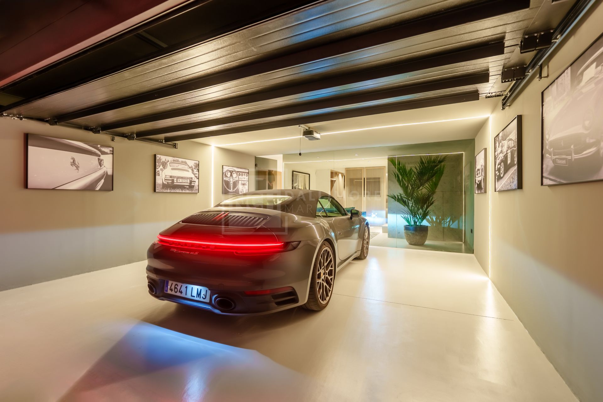 FULLY RENOVATED 4-BEDROOM RESIDENCE WITH ROOFTOP SOLARIUM ON THE GOLDEN MILE