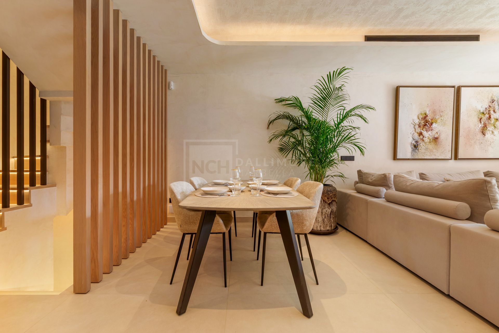 FULLY RENOVATED 4-BEDROOM RESIDENCE WITH ROOFTOP SOLARIUM ON THE GOLDEN MILE