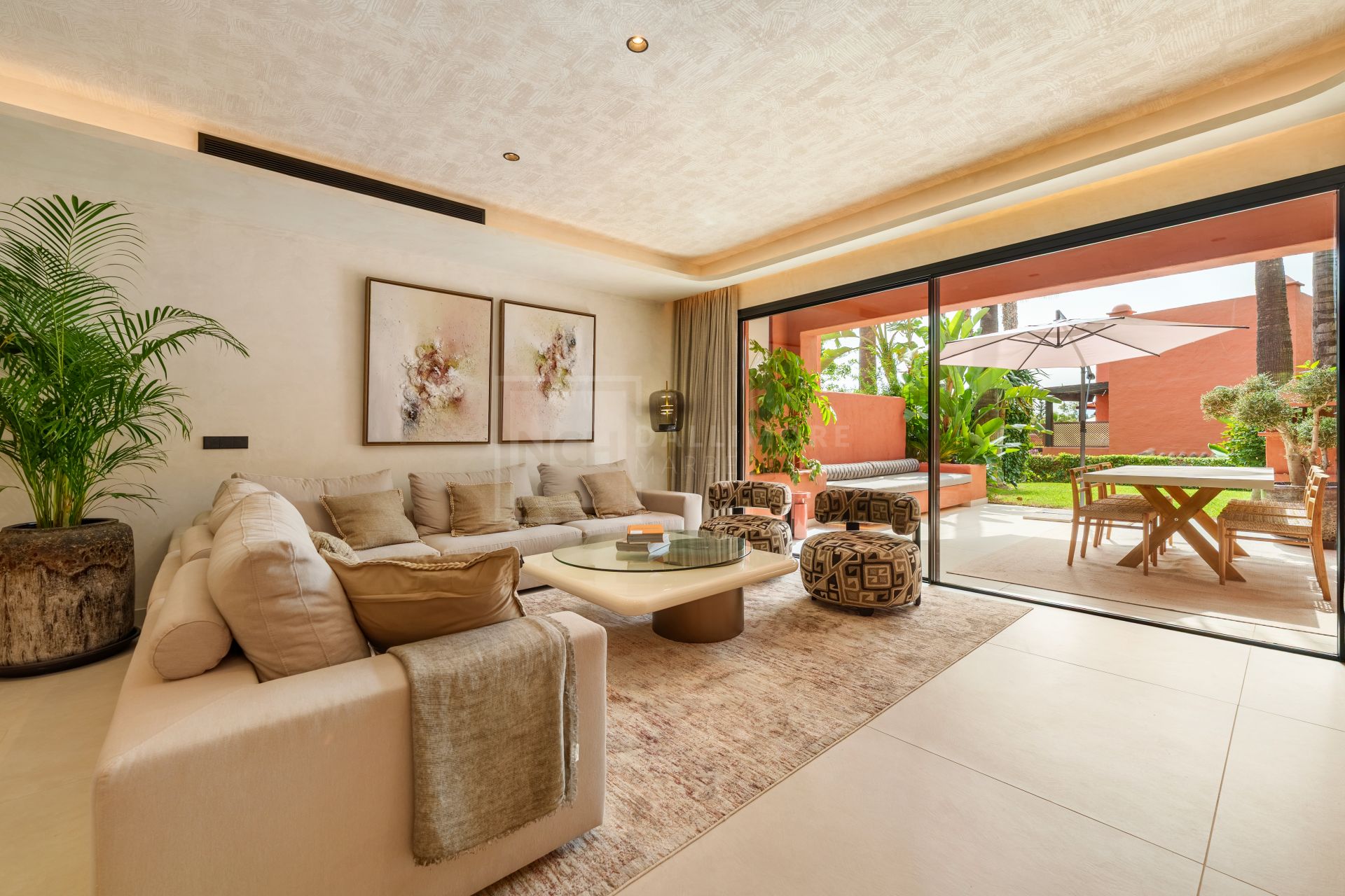 FULLY RENOVATED 4-BEDROOM RESIDENCE WITH ROOFTOP SOLARIUM ON THE GOLDEN MILE